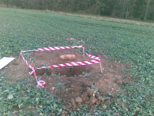 Střela 152 mm PSv vyzvednutá z hloubky cca 90 cm