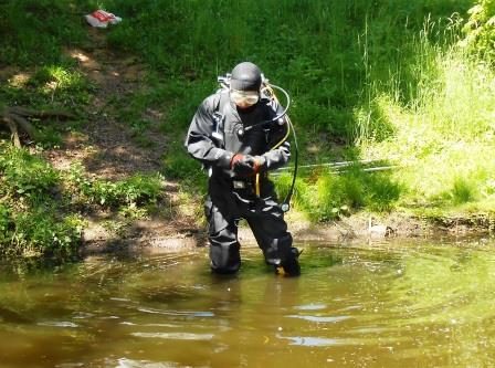 Pyrotechnik potápěč při průzkumu Labe v Pardubicích