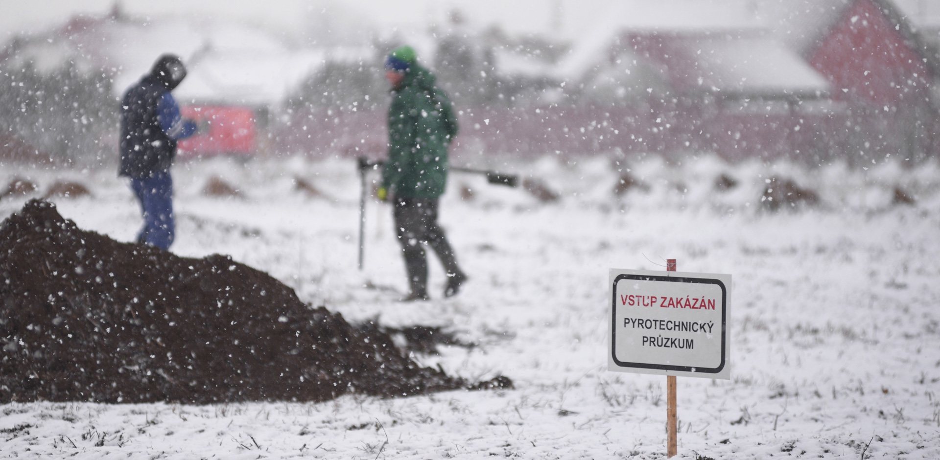Pyrotechnický průzkum v terénu — pyrotechnik s detekční technikou