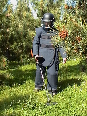Pyrotechnik v ochranném obleku při pyrotechnickém průzkumu
