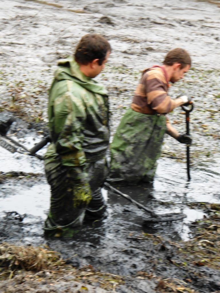 Pyrotechnici při odminování rybníka na Jihlavsku